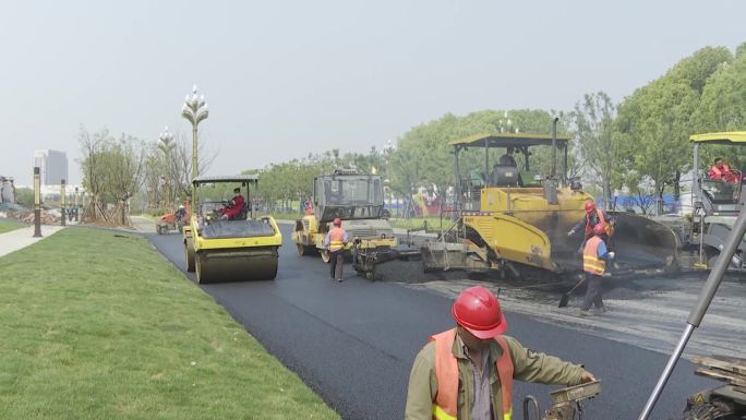 道路改造修路施工泊油路摊铺作业