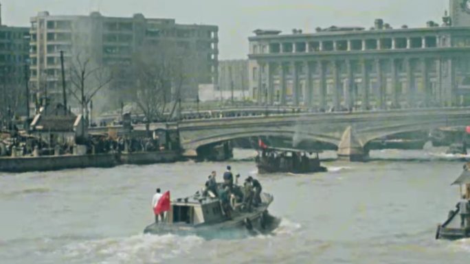 五十年代黄浦江码头工人船只