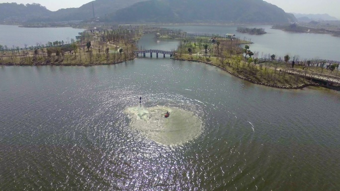 公园湖水水上运动喷气飞行波光粼粼