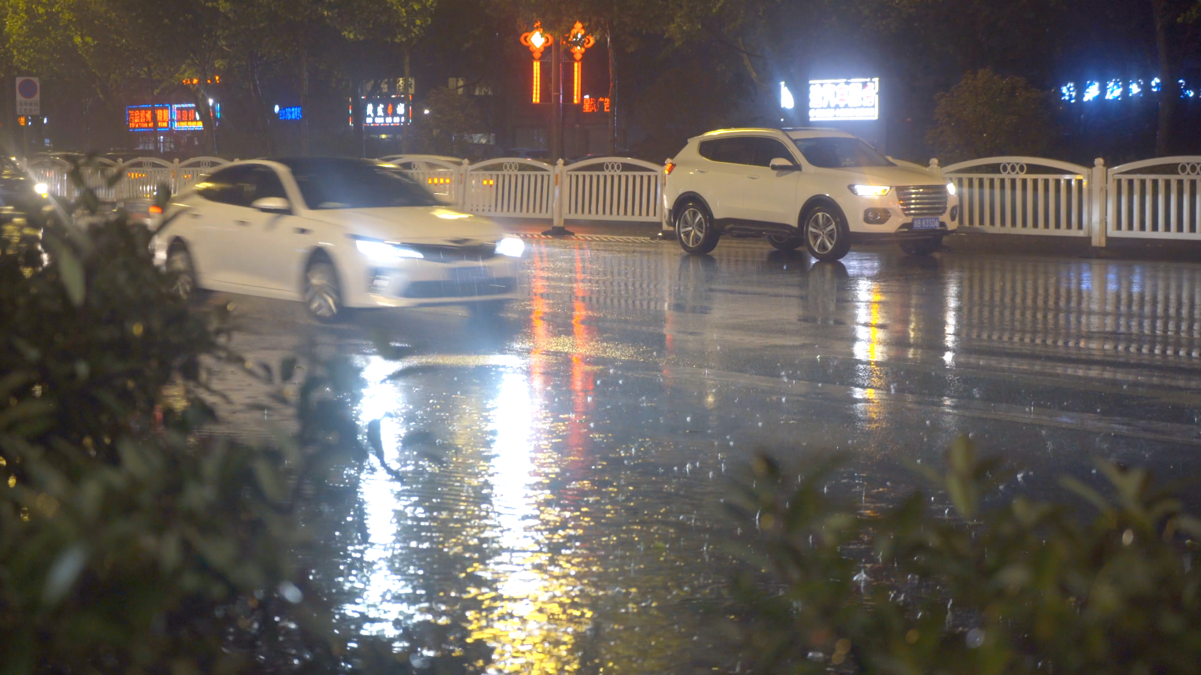 夜晚下起暴雨城市道路开始积水 车辆来来往 车轮激起雨水 下雨天画质