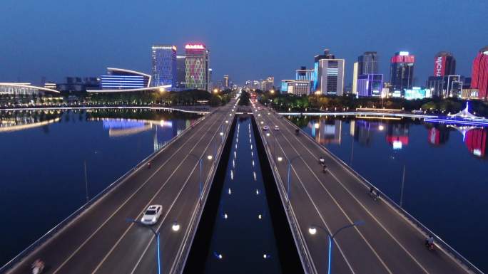 4K城市夜晚灯光航拍马路河流扬州碟湖