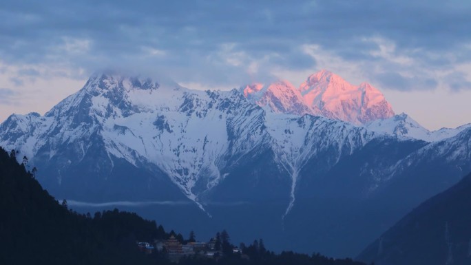 西藏林芝雪山雪景日出延时摄影