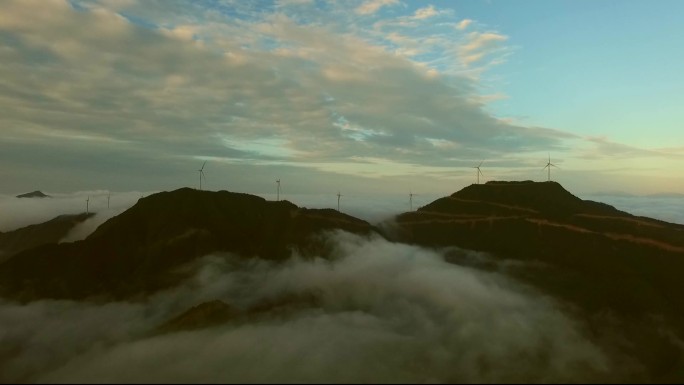 无人机飞入云层迎朝霞看难得风景