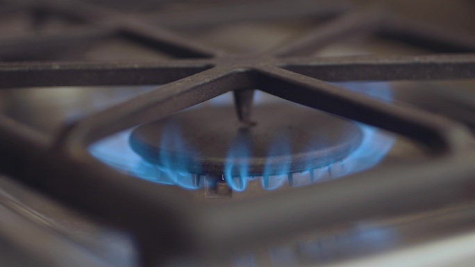 4k煤气灶炉火点燃火焰厨房餐厅天然气
