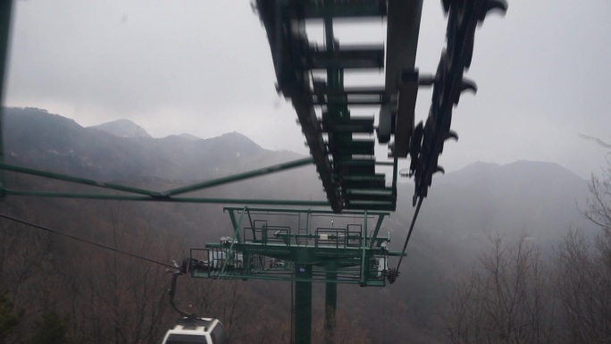 风雪中在缆车里看泰山风景