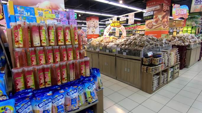 超市内的购物环境和货架上的商品