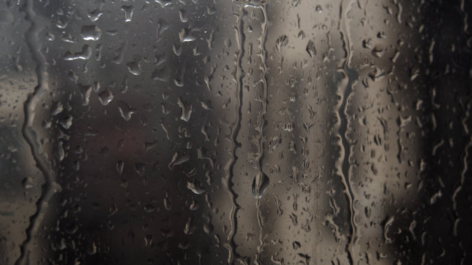 4K阴天雨天屋内、雨水打玻璃