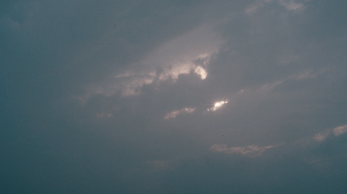 4K乌云散开、阳光穿过云层、天气变化莫测