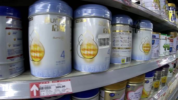 超市货架上的奶粉乳制品婴幼儿奶粉成人奶粉