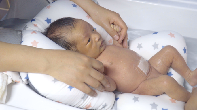 4K版权婴儿洗澡-新生儿护理抚触