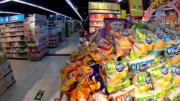超市内膨化食品薯片瓜子零食区域