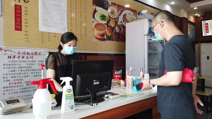 倒闭餐馆老板挨个通知顾客退款