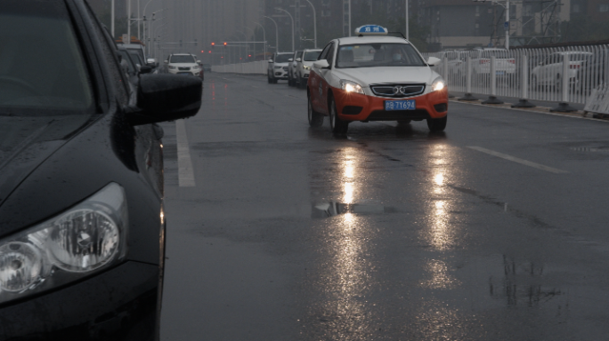 城市下雨、下雨街道、雨中的行人