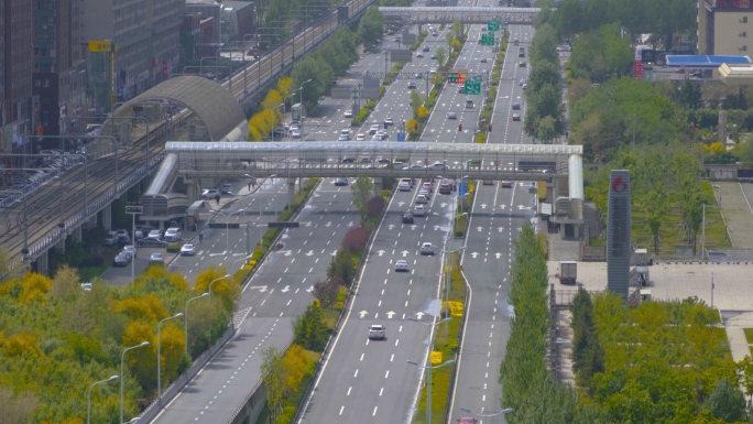 高空拍摄市快速路上的车流_4K视频素材