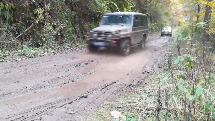 越野车穿行各种路况