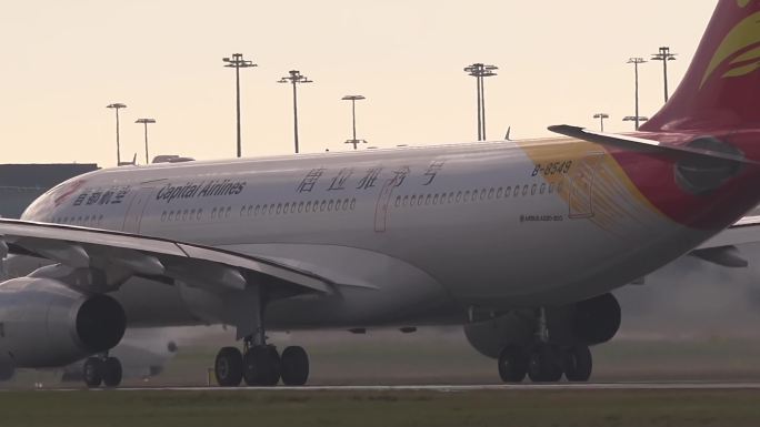 起飞首都航空空客A330飞机唐拉雅秀号