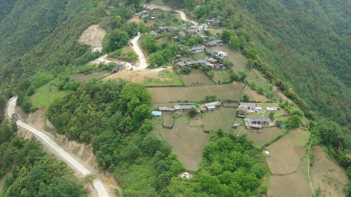 高山上的村落公路