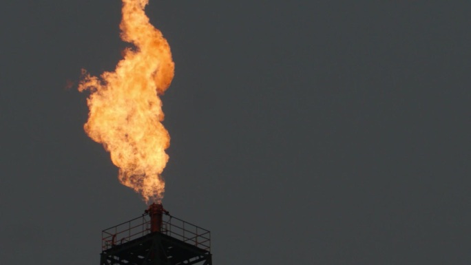 石油天然气塔放空火焰特写