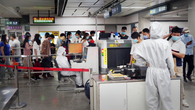 西安地铁高峰人流安检量体温实拍