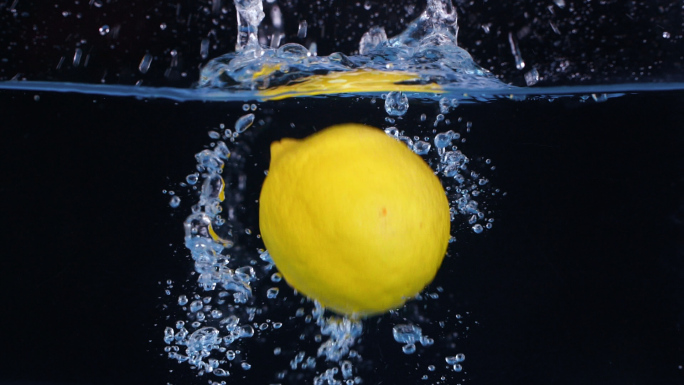 可商用掉入水中的柠檬升格慢镜头