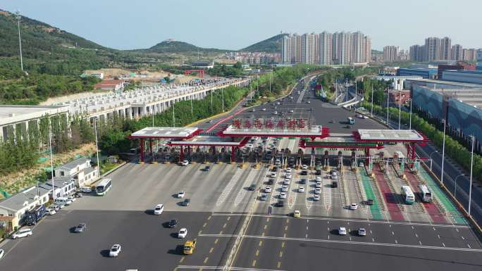 青岛胶州湾隧道收费站及拥堵的汽车