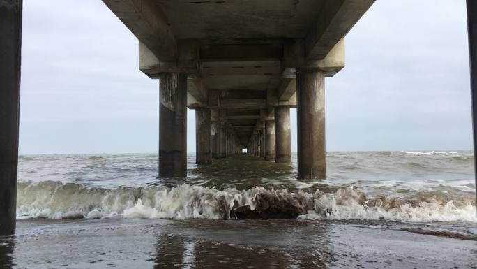 栈桥下的海浪