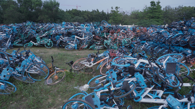 扎堆废弃共享单车堆积