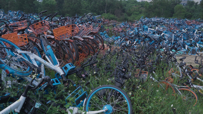 扎堆废弃共享单车堆积