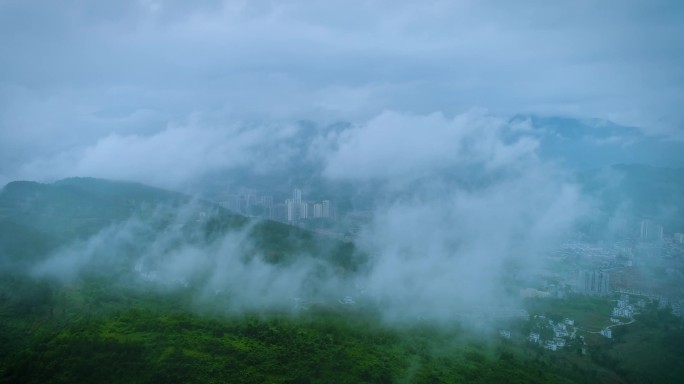 4k航拍云雾中的贵州城市