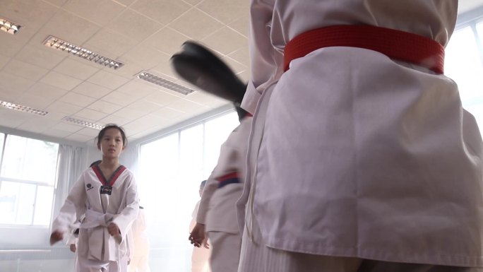 学校教室跆拳道武术学生上课