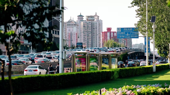 白天城市车流-行人天桥-北京街景4k