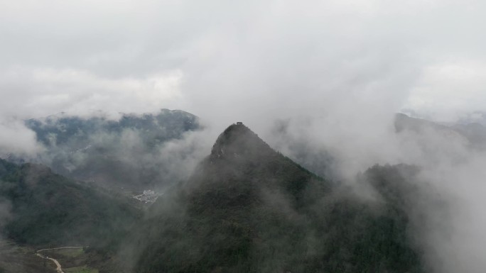 山顶房屋山雾弥漫