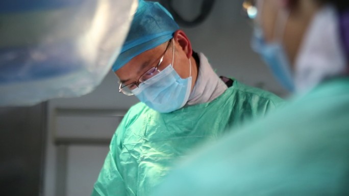 现代医学心脏起搏器植入手术