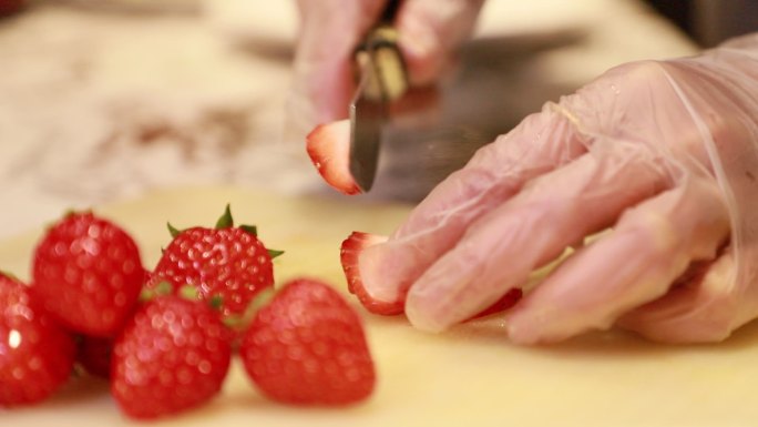 MVI_4601水果切盘草莓沙拉