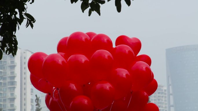 醒目耀眼鲜艳红色气球