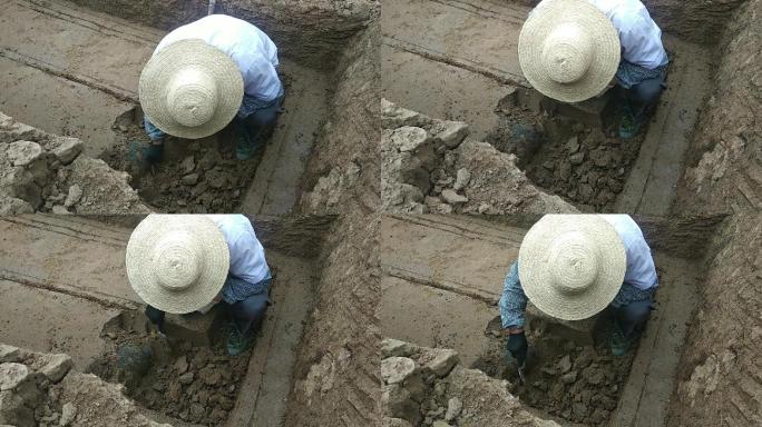 考古人员发掘古墓文物