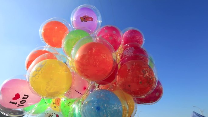 实拍五彩缤纷的彩色气球