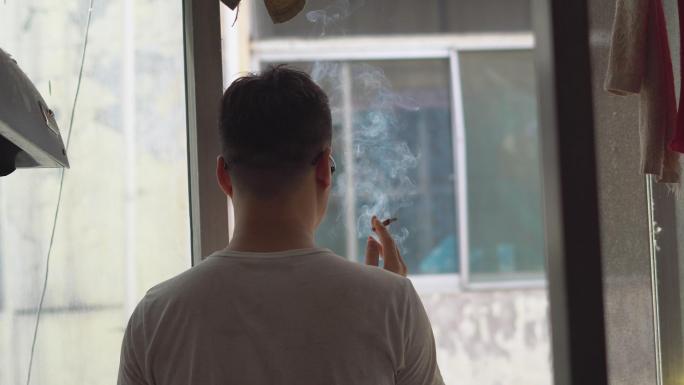 窗前抽烟思考人生