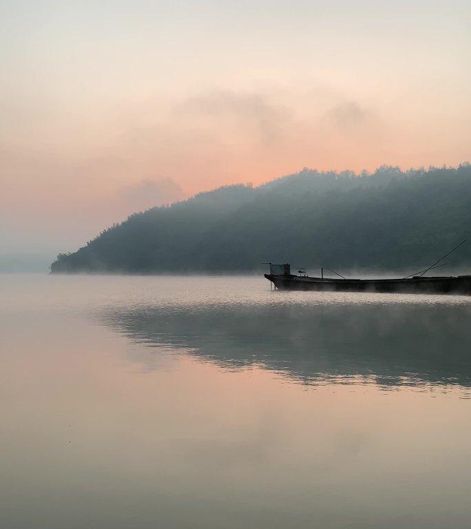 清晨日出湖面薄雾倒影湖光山色朝霞竖屏