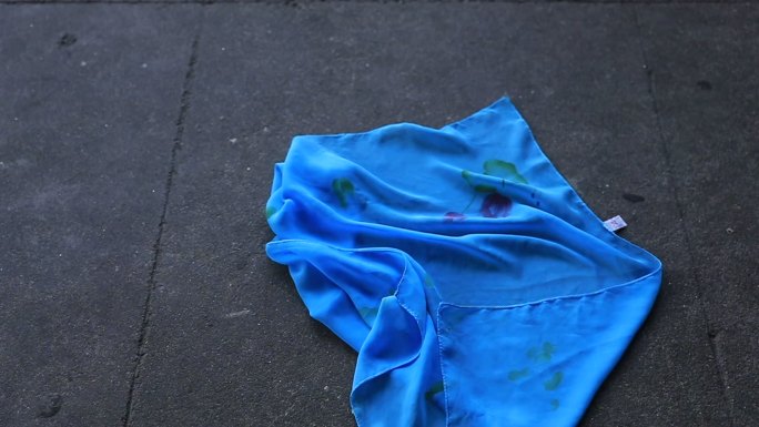 丝巾掉落地面的过程素材升格