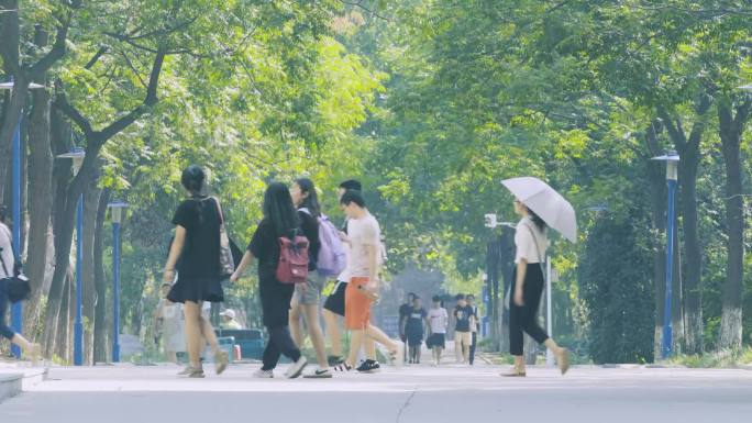大学校园室外学生下课散步夏天