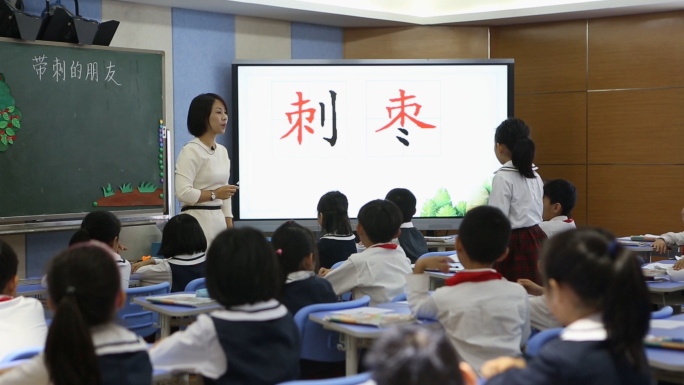 实拍小学语文老师上课