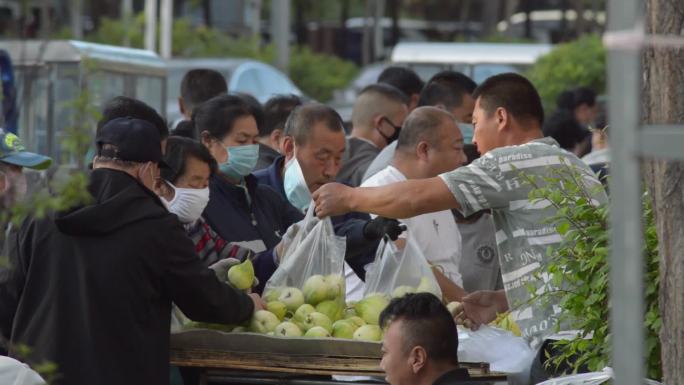 城市熙熙攘攘的露天早市