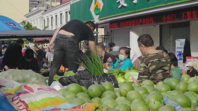 东北菜市场早市菜农卖菜