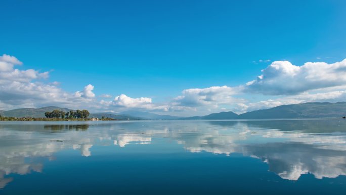 【正版素材】宁静湖面天空之镜江川星云湖