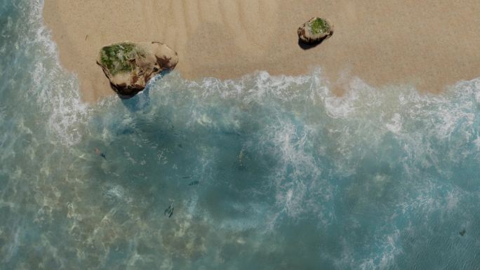 俯视夏日阳光沙滩海鸥海浪