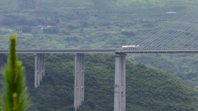 4K天然气罐车驶过厦蓉高速赤石大桥
