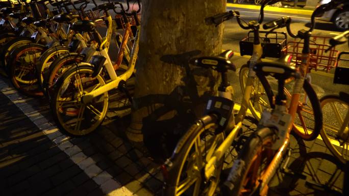 4K原素材-上海街头夜晚停放的共享单车
