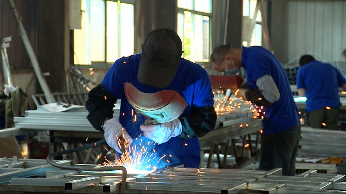 企业乡镇企业复工复产电焊工门窗厂