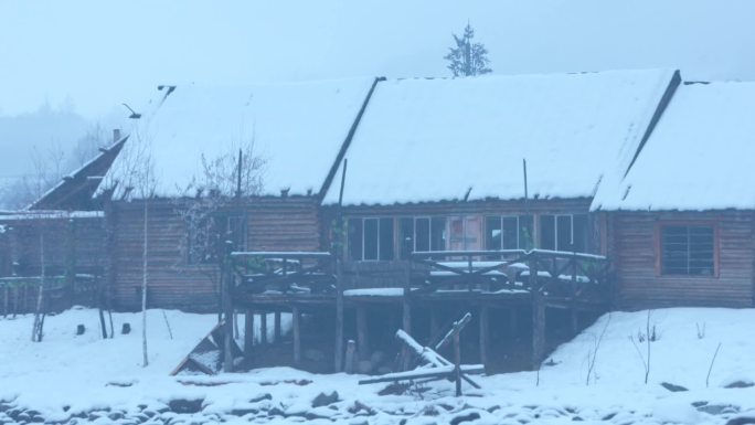 新疆雪乡禾木村木屋溪流雪景乌鸦空镜